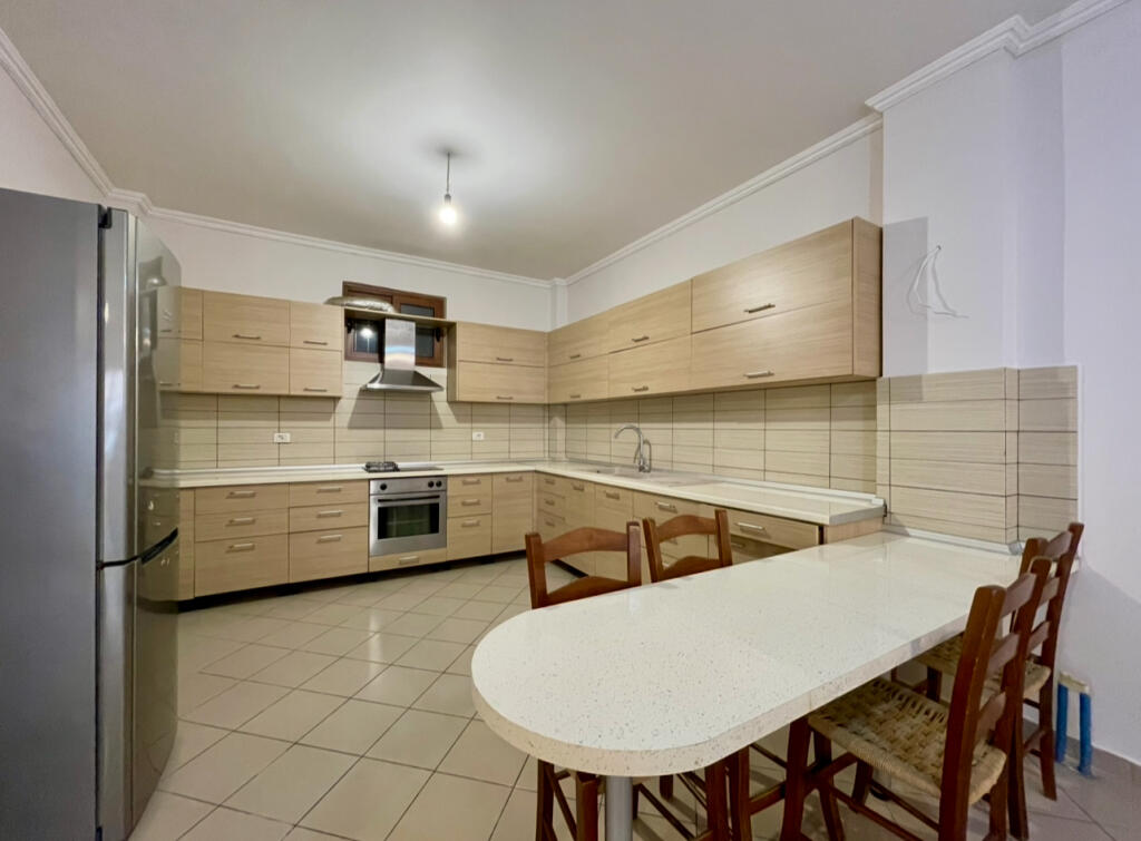 Apartament 2+1 me oborr anash Kopshtit Botanik për qira