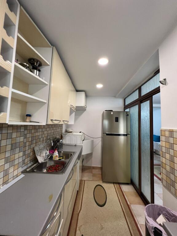 VENDESI APPARTAMENTO 2+1+CUCINA CON INGRESSO SEPARATO, NEL BLOCCO