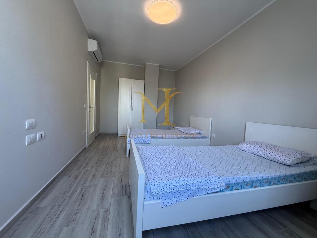 Apartament 2+1 për Shitje, Rrota Kuqe, Vijë e Parë me Detin!!