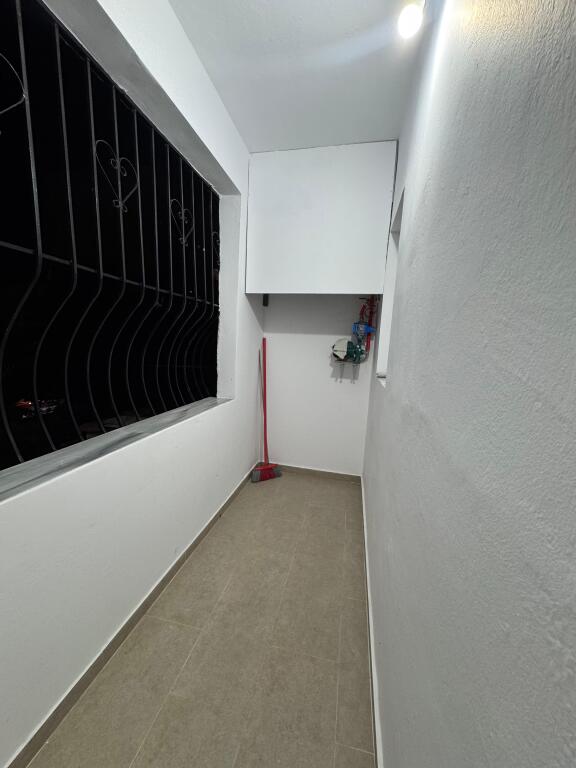 In vendita Super Appartamento 1+1 con balcone presso l'Hotel Diplomati, Palazzo con Freccia