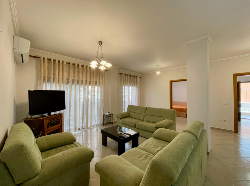 Apartament 2+1 me oborr anash Kopshtit Botanik për qira