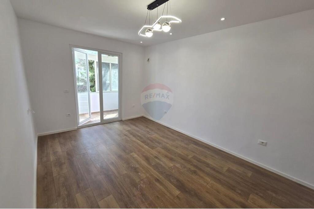 2+1+2 apartment for sale on Myslym Shyri St!