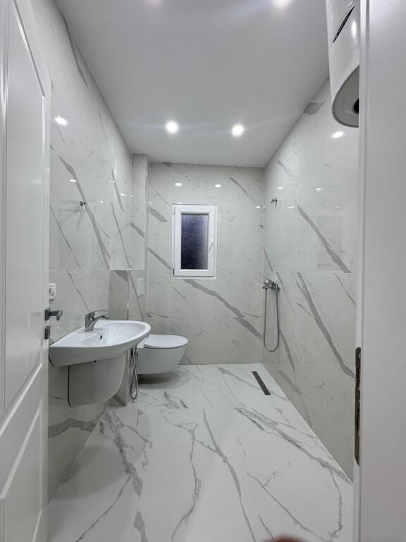 In vendita Super Appartamento 1+1 con balcone presso l'Hotel Diplomati, Palazzo con Freccia
