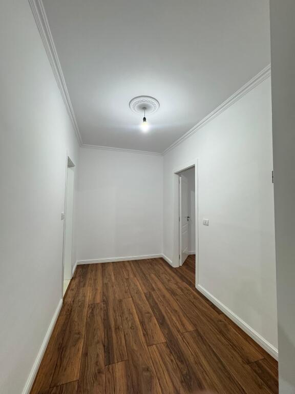In vendita Super Appartamento 1+1 con balcone presso l'Hotel Diplomati, Palazzo con Freccia