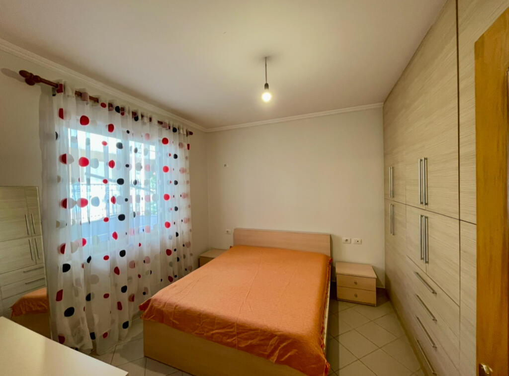 Apartament 2+1 me oborr anash Kopshtit Botanik për qira