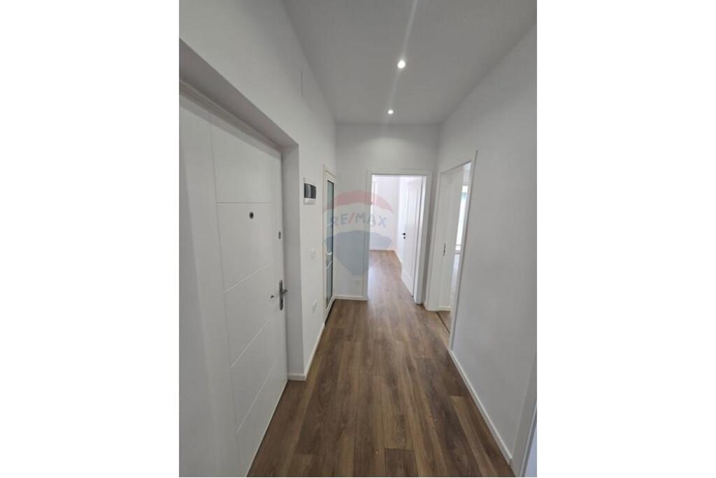 2+1+2 apartment for sale on Myslym Shyri St!