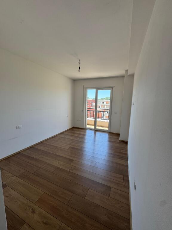 Apartament 3+1 tek Vila L2 ne Astir!