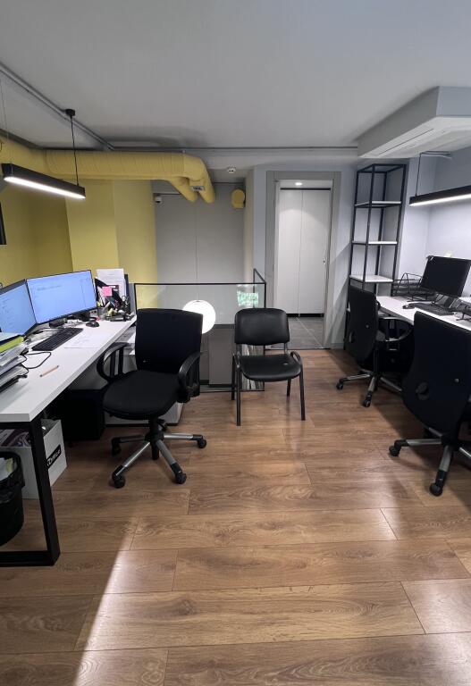 DUPLEX OFFICE FOR RENT VERY CLOSE TO THE CENTER!