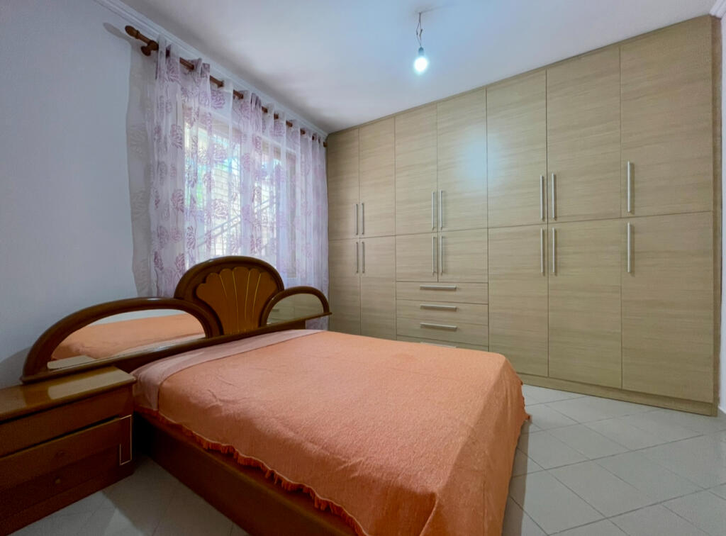 Apartament 2+1 me oborr anash Kopshtit Botanik për qira