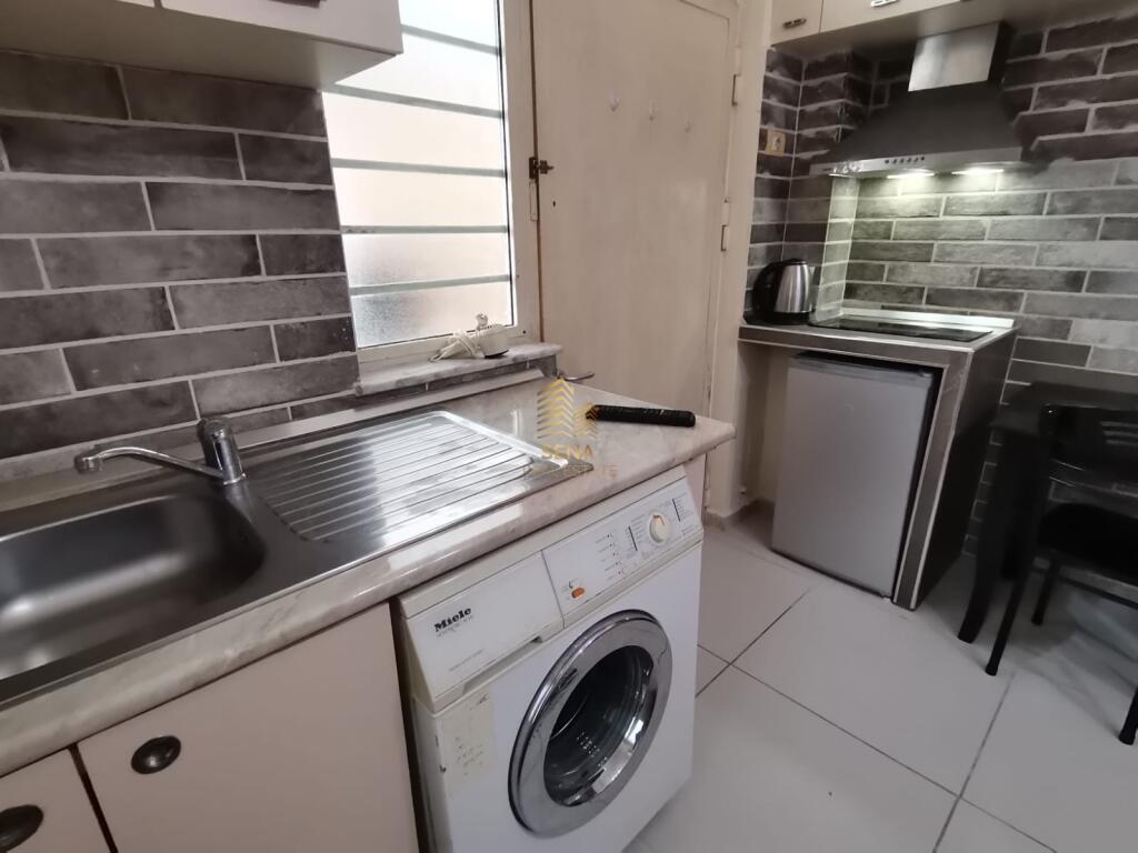 Qira, Garsoniere, Rruga Gjon Mili - midis Siri Kodrës dhe Medresesë.