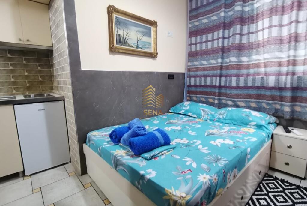 Qira, Garsoniere, 5 Maji
