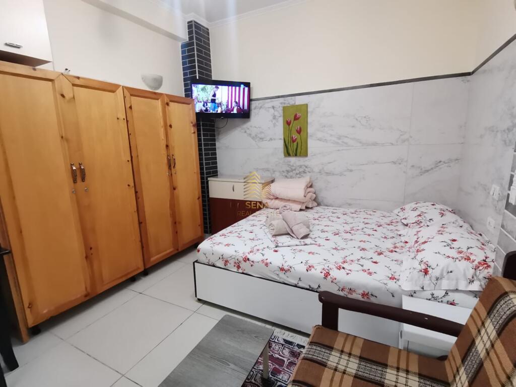 Qira, Garsoniere, Rruga Gjon Mili - midis Siri Kodrës dhe Medresesë.