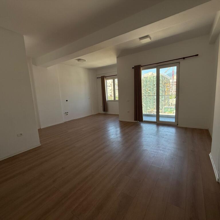 Ambient për zyra 2+1+2 pranë Sq21 Rrugës së Kavajës