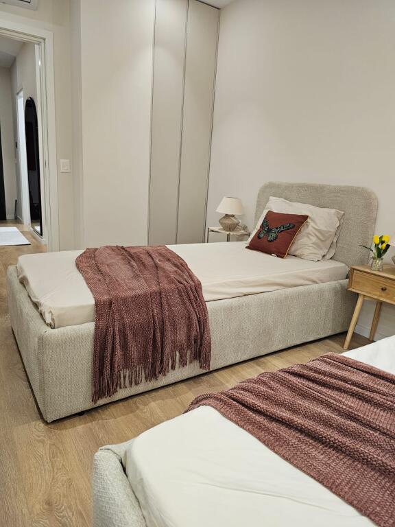 2+1 apartment with parking space for rent at Jordan Misja