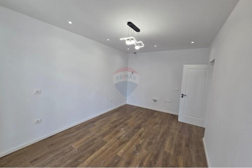 2+1+2 apartment for sale on Myslym Shyri St!