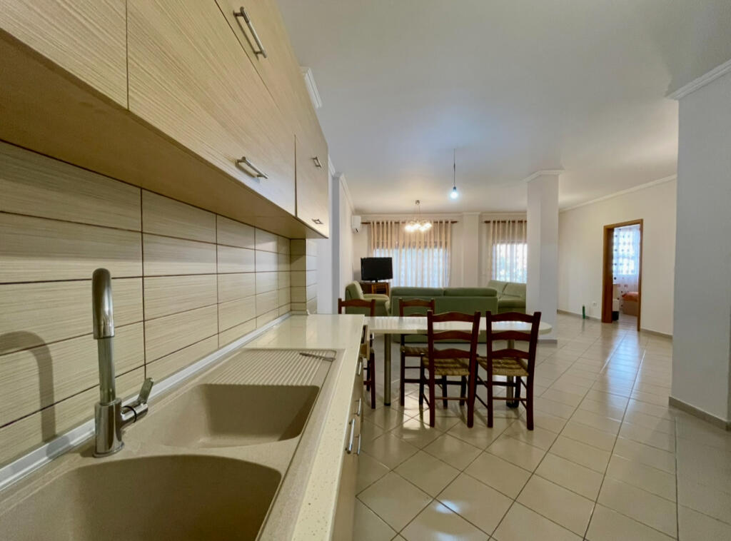 Apartament 2+1 me oborr anash Kopshtit Botanik për qira