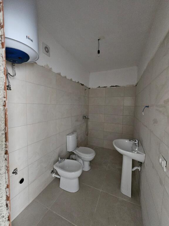 SHITET APARTAMENT 2+1 PRANE UJËSJELLËSIT, DURRËS