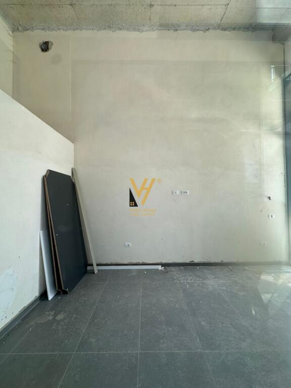SHOP OF 22 M2 FOR RENT AT THE FORMER AVIATION FIELD