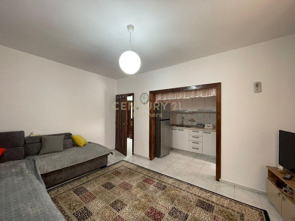 2+1 apartment for rent on Kavaja Street near Globe