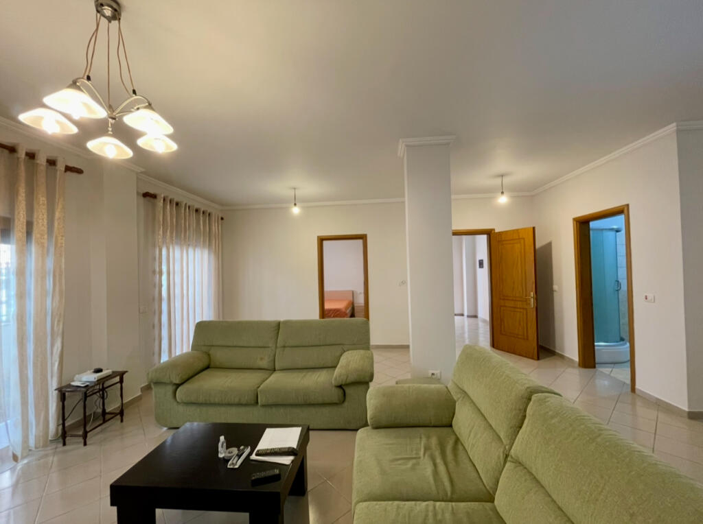 Apartament 2+1 me oborr anash Kopshtit Botanik për qira