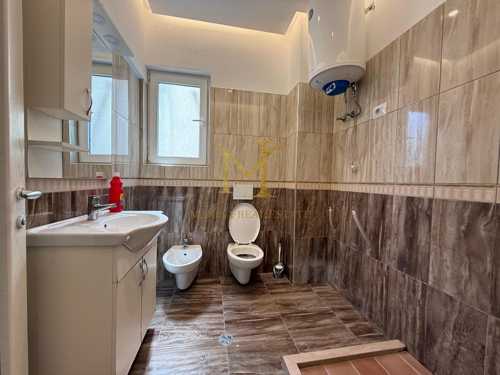 Apartament 2+1 për Shitje, Rrota Kuqe, Vijë e Parë me Detin!!