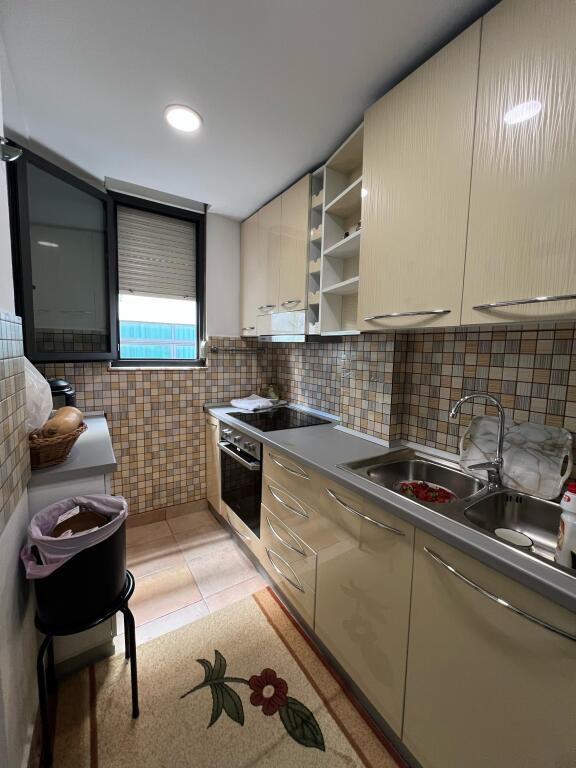 VENDESI APPARTAMENTO 2+1+CUCINA CON INGRESSO SEPARATO, NEL BLOCCO