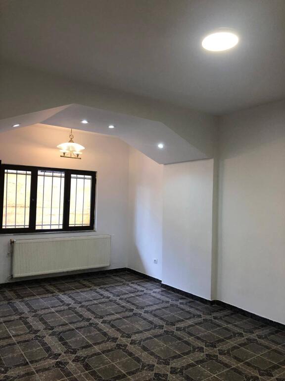 JEPET ME QIRA: Ambjent biznesi / Pranë Spitalit Gjerman