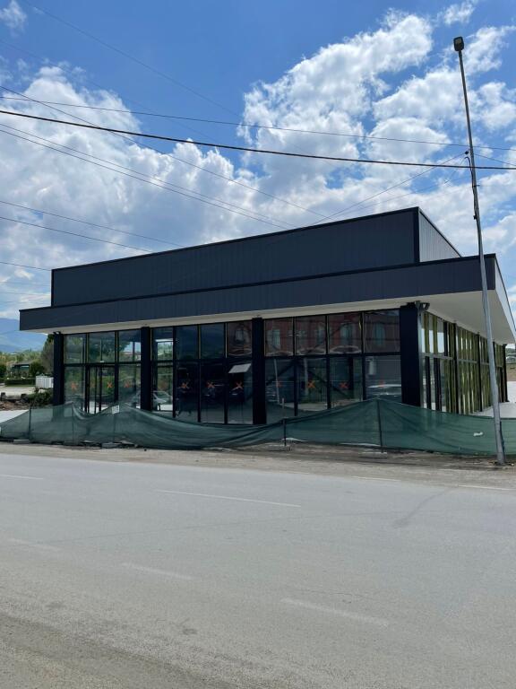 For rent a warehouse (By the main road) Near the Military Unit. Bathore Zall Herr The space has a total area of 1000m2. And a construction area of 380m2. Investment opportunities for various businesses such as services, marble points, warehouses, tire shops, etc. Address Bathore (Zall Herr)