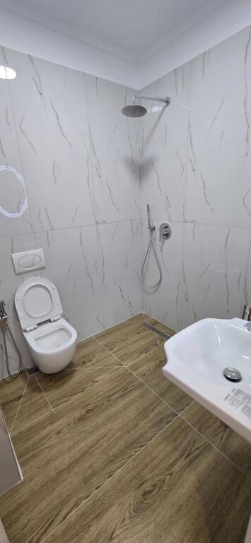 SHITET APARTAMENT 1+1/Rruga Irfan Tomini pranë Karburat KASTRATIT