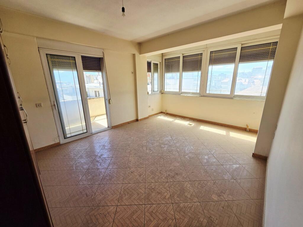 SHITET Apartament 2 +1/zona: Pogradec_ Pranë VALUTËS