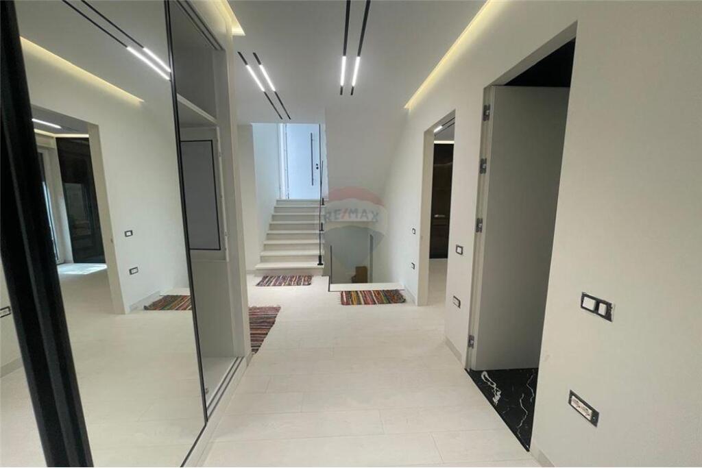 Super villa for rent, 5 minutes away from the Teg shopping center.