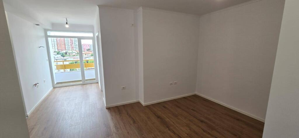 SHITET APARTAMENT 1+1/Rruga Irfan Tomini pranë Karburat KASTRATIT