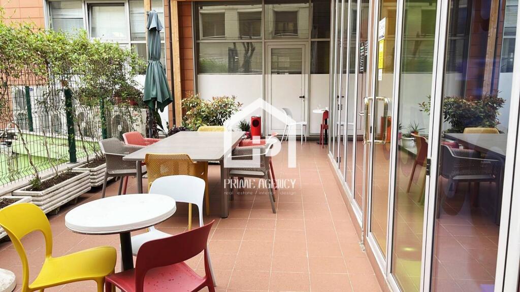 JEPET ME QIRA: Ambjent biznesi/Zona: BLLOKUT/pranë super market Spar