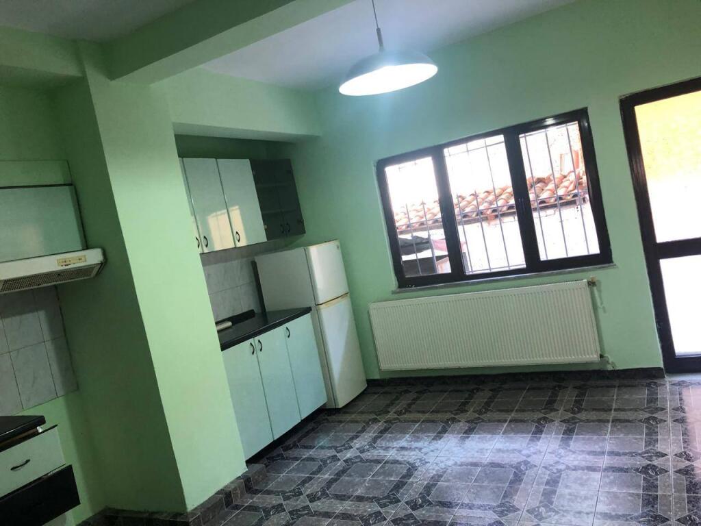 JEPET ME QIRA: Ambjent biznesi / Pranë Spitalit Gjerman