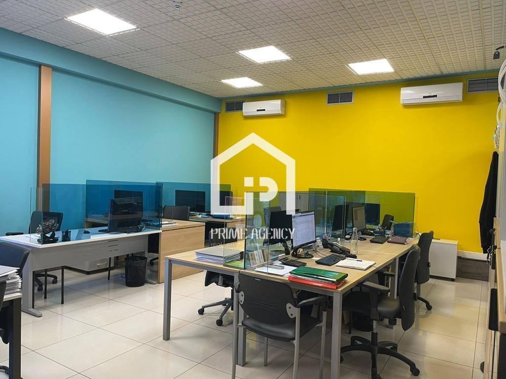 JEPET ME QIRA: Ambjent biznesi/Zona: BLLOKUT/pranë super market Spar