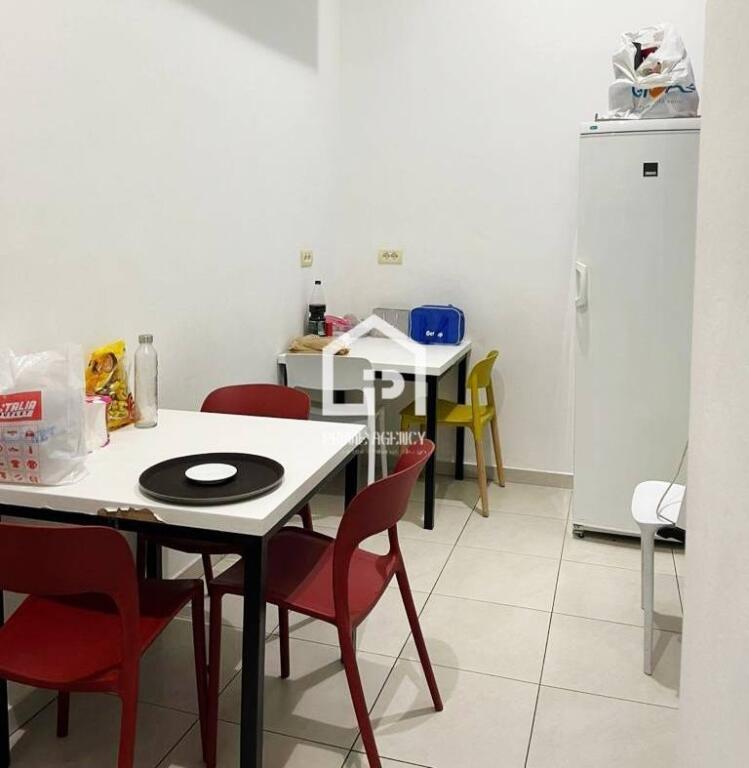 JEPET ME QIRA: Ambjent biznesi/Zona: BLLOKUT/pranë super market Spar