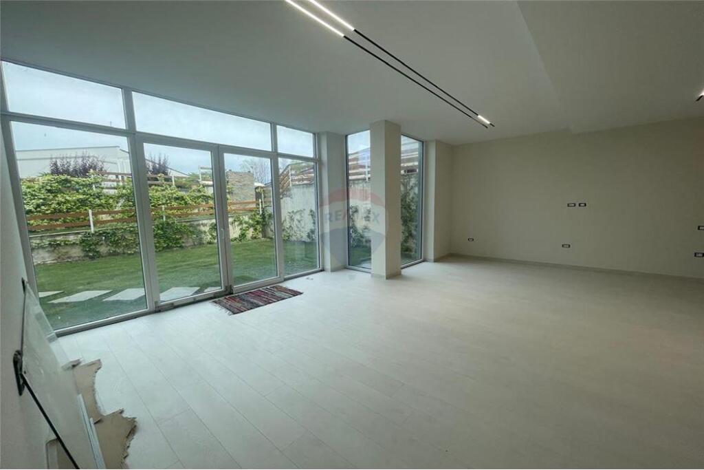 Super villa for rent, 5 minutes away from the Teg shopping center.