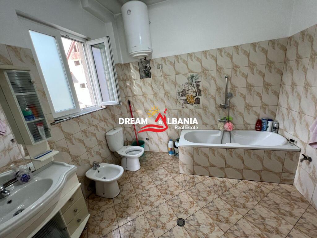 Vile 3-kateshe ne shitje tek Rrethi i Saukut, prane Liqenit Artificial ne Tirane (ID 4151182)