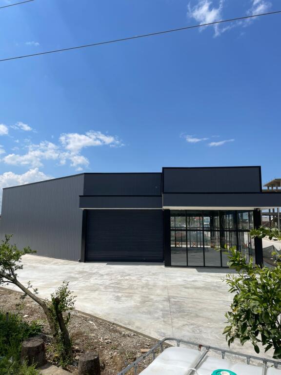 For rent a warehouse (By the main road) Near the Military Unit. Bathore Zall Herr The space has a total area of 1000m2. And a construction area of 380m2. Investment opportunities for various businesses such as services, marble points, warehouses, tire shops, etc. Address Bathore (Zall Herr)