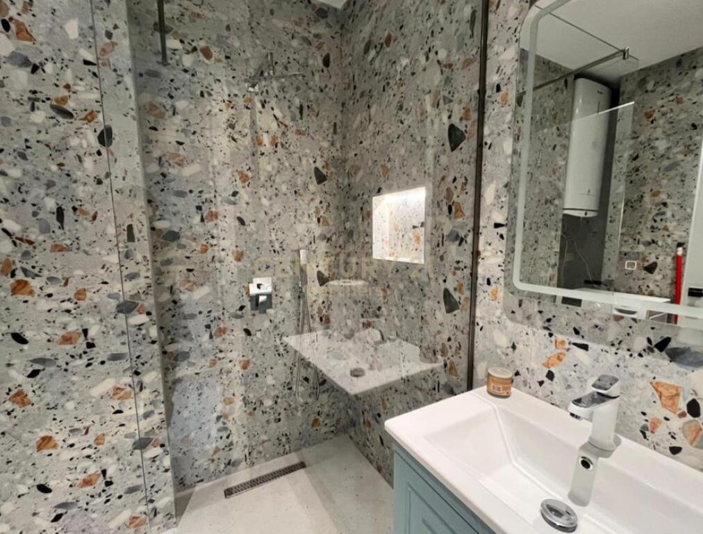 ✨ INVESTMENT OPPORTUNITY IN THE CENTER – FOR SALE 2 STUDIOS + 1 APARTMENT 1+1 – MINE PEZA STREET