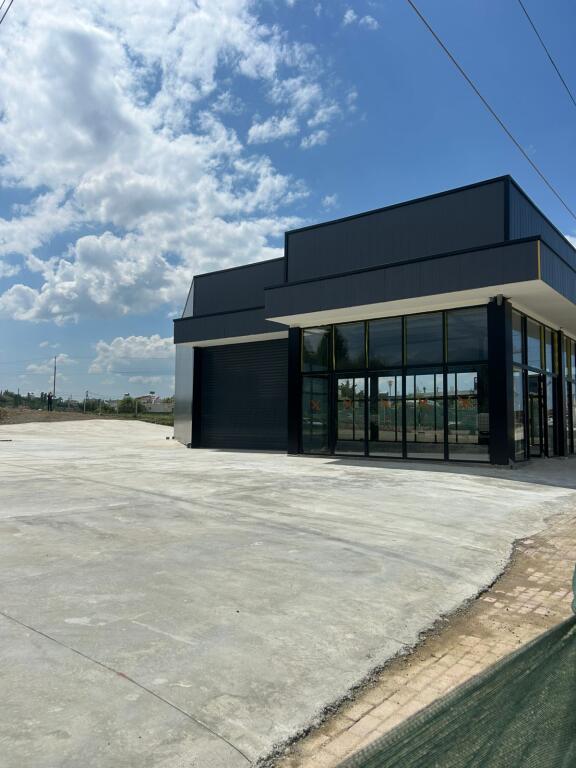 For sale a warehouse (By the main road) Near the Military Unit. Bathore Zall Herr The area has a total surface of 2200m2. And a construction area of 380m2. Where 1000m2 are paved with concrete. Investment opportunities for various businesses such as services, marble points, warehouses, tire shops, etc. Address Bathore (Zall Herr)