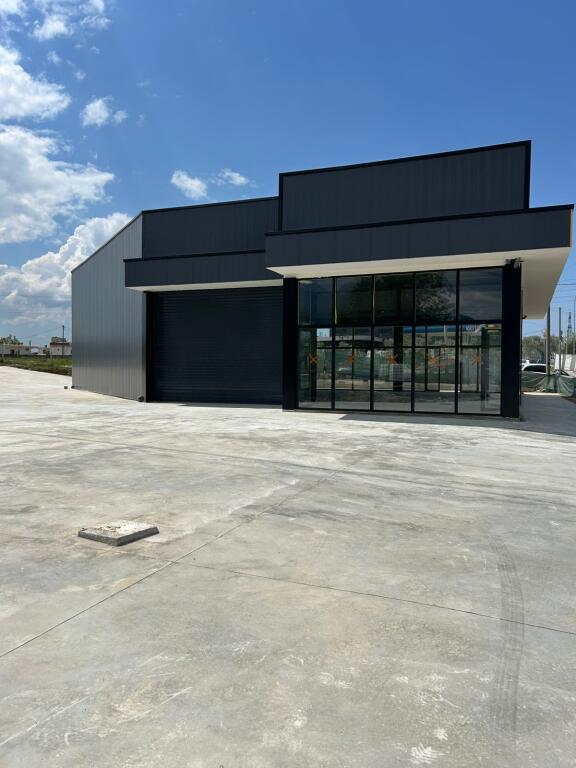 For rent a warehouse (By the main road) Near the Military Unit. Bathore Zall Herr The space has a total area of 1000m2. And a construction area of 380m2. Investment opportunities for various businesses such as services, marble points, warehouses, tire shops, etc. Address Bathore (Zall Herr)