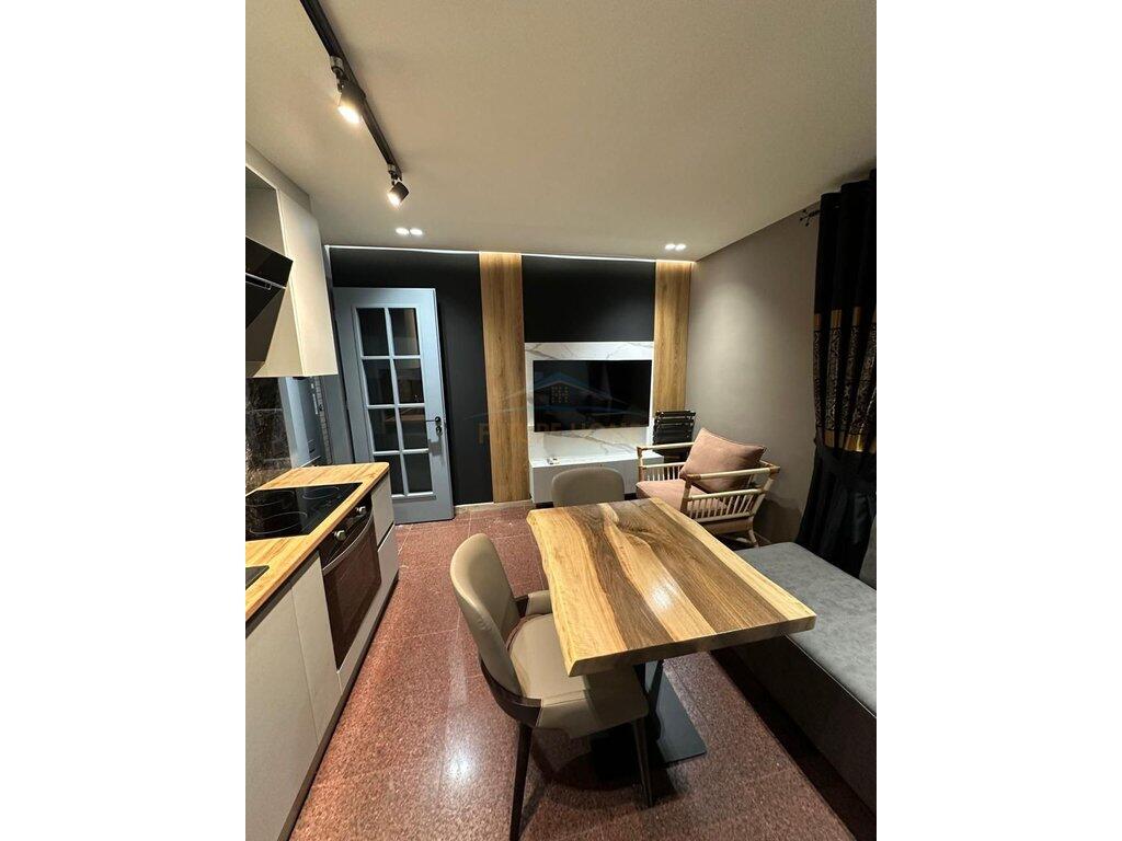 Shitet Apartament 1+1, Shalvaret