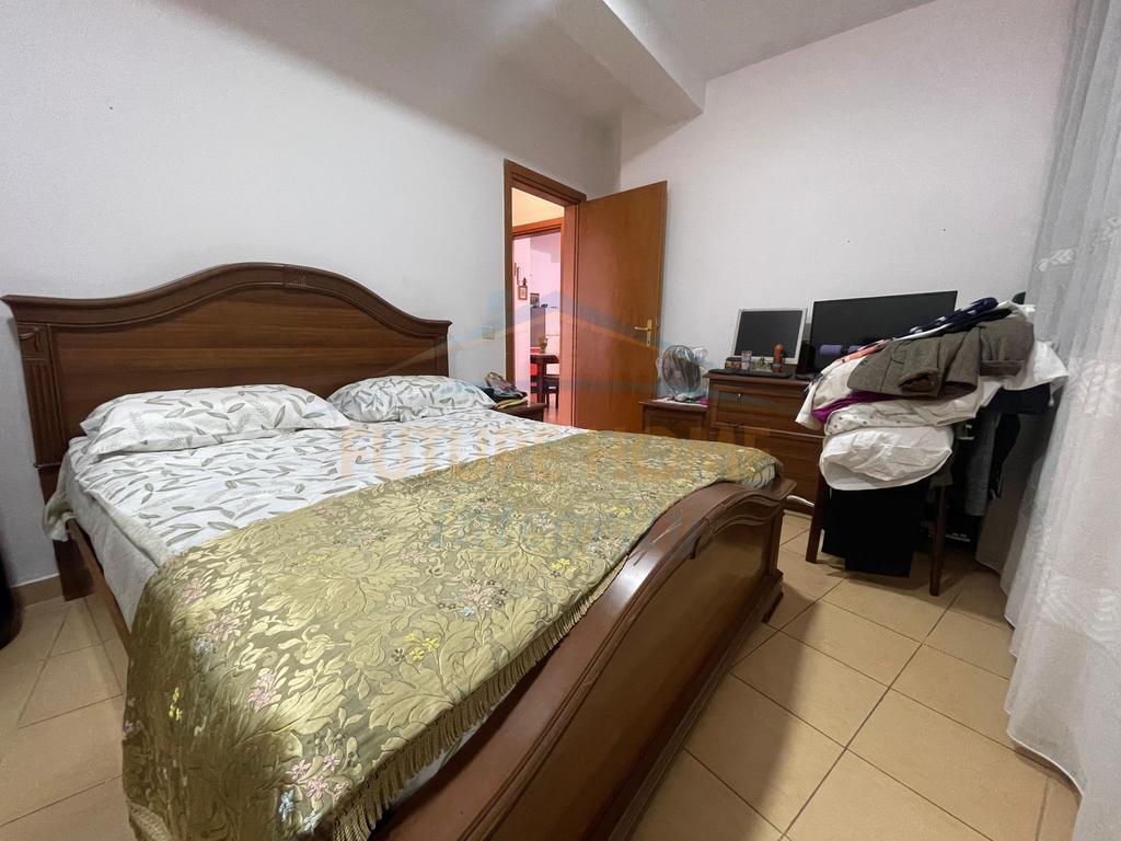 Shitet, Apartament 2+1+2, Xhamia e Tabakëve, Tiranë.