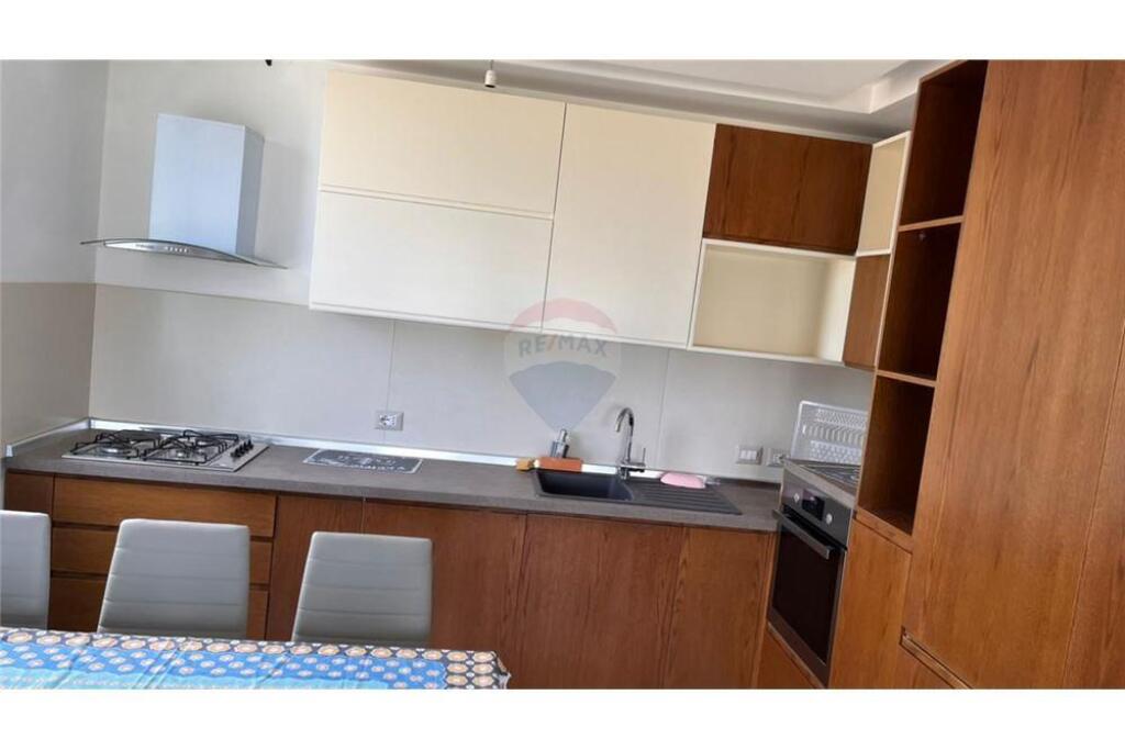 Apartament me qira ne astir