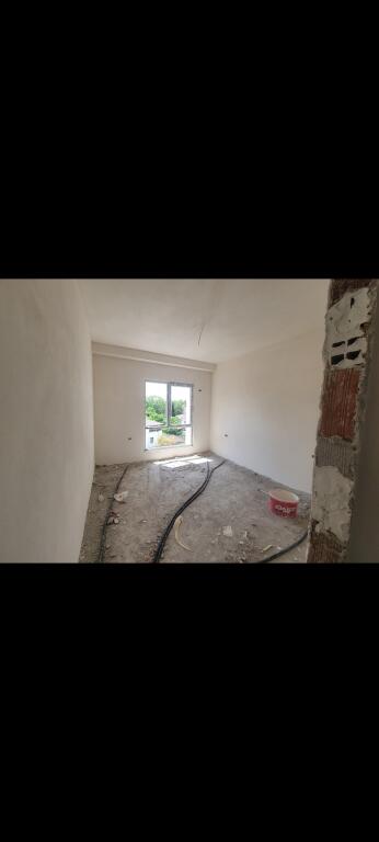 Pranë Spitalit Amerikan 2 Shitet Apartament 2+1+2