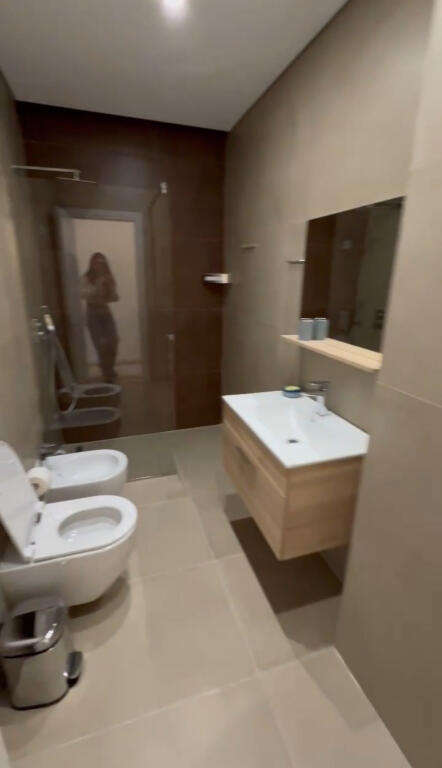 Super apartament 3+1+2 me qera tek Liqeni Thate (mobilim i ri)