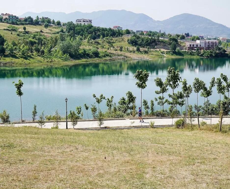 Shitet apartament 2+1+2 tualete në Farkë te Residenca "Lakeside"!