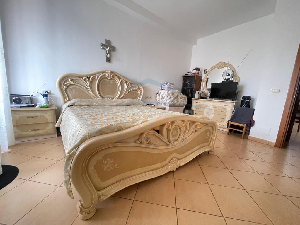 Shitet, Apartament 2+1+2, Xhamia e Tabakëve, Tiranë.