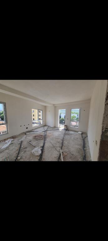 Pranë Spitalit Amerikan 2 Shitet Apartament 2+1+2